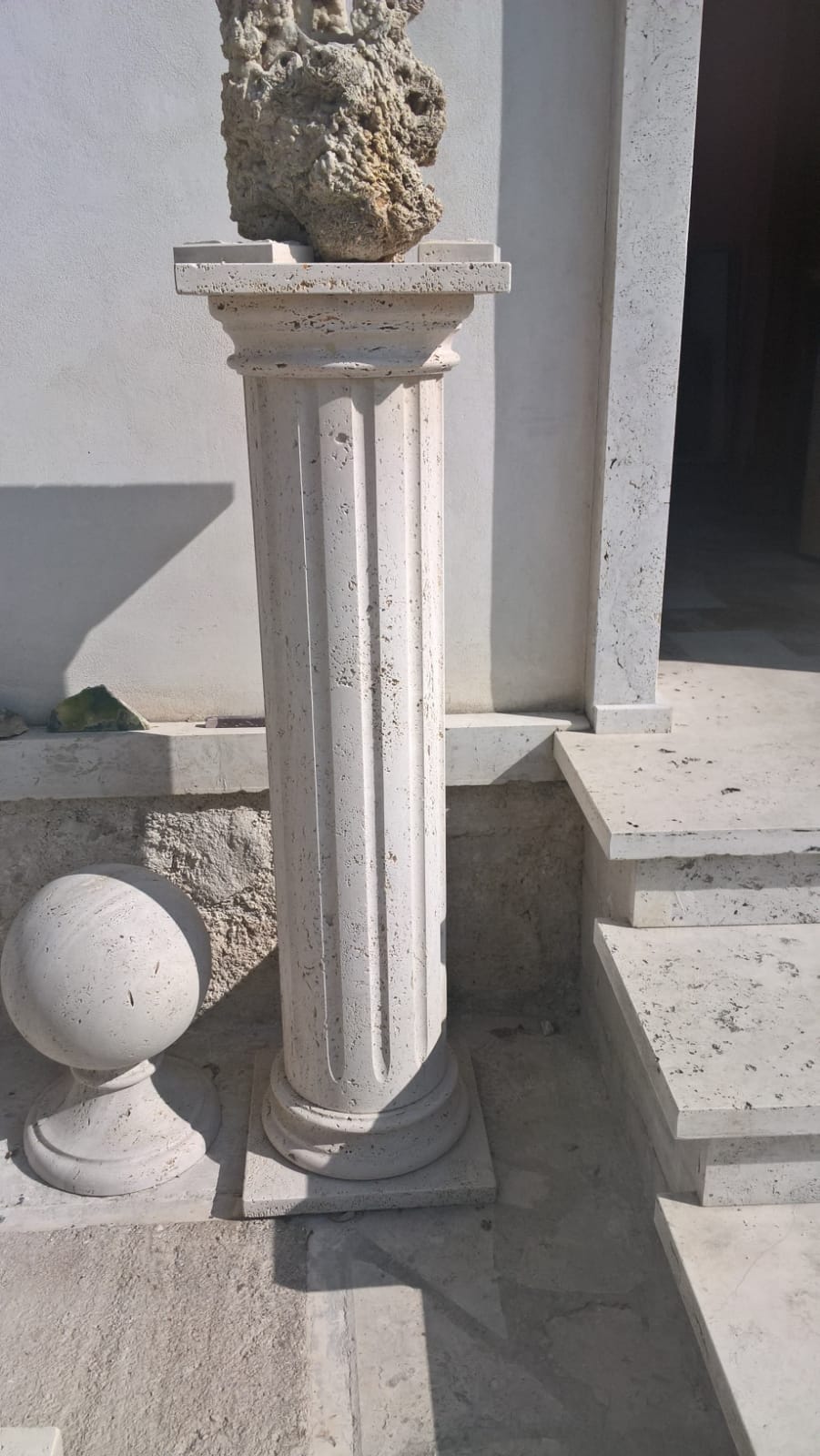 Colonne e sfere in Pietra