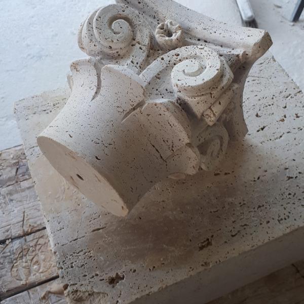 Capitelli in Travertino Romano