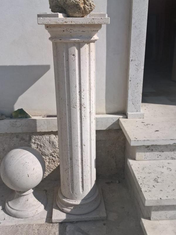Colonne e sfere in Pietra